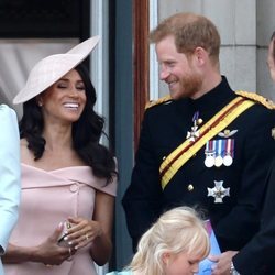 Los Duques de Sussex en el balcón del Palacio de Buckingham en el Trooping The Colour 2018