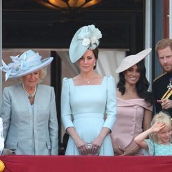 La Duquesa de Cornualles, la Duquesa de Cambridge y los Duques de Sussex en el balcón del Palacio de Buckingham en el Trooping The Colour 2018