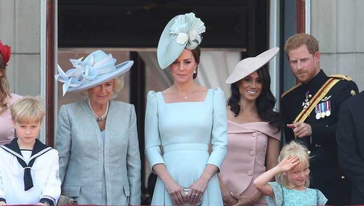 La Duquesa de Cornualles, la Duquesa de Cambridge y los Duques de Sussex en el balcón del Palacio de Buckingham en el Trooping The Colour 2018