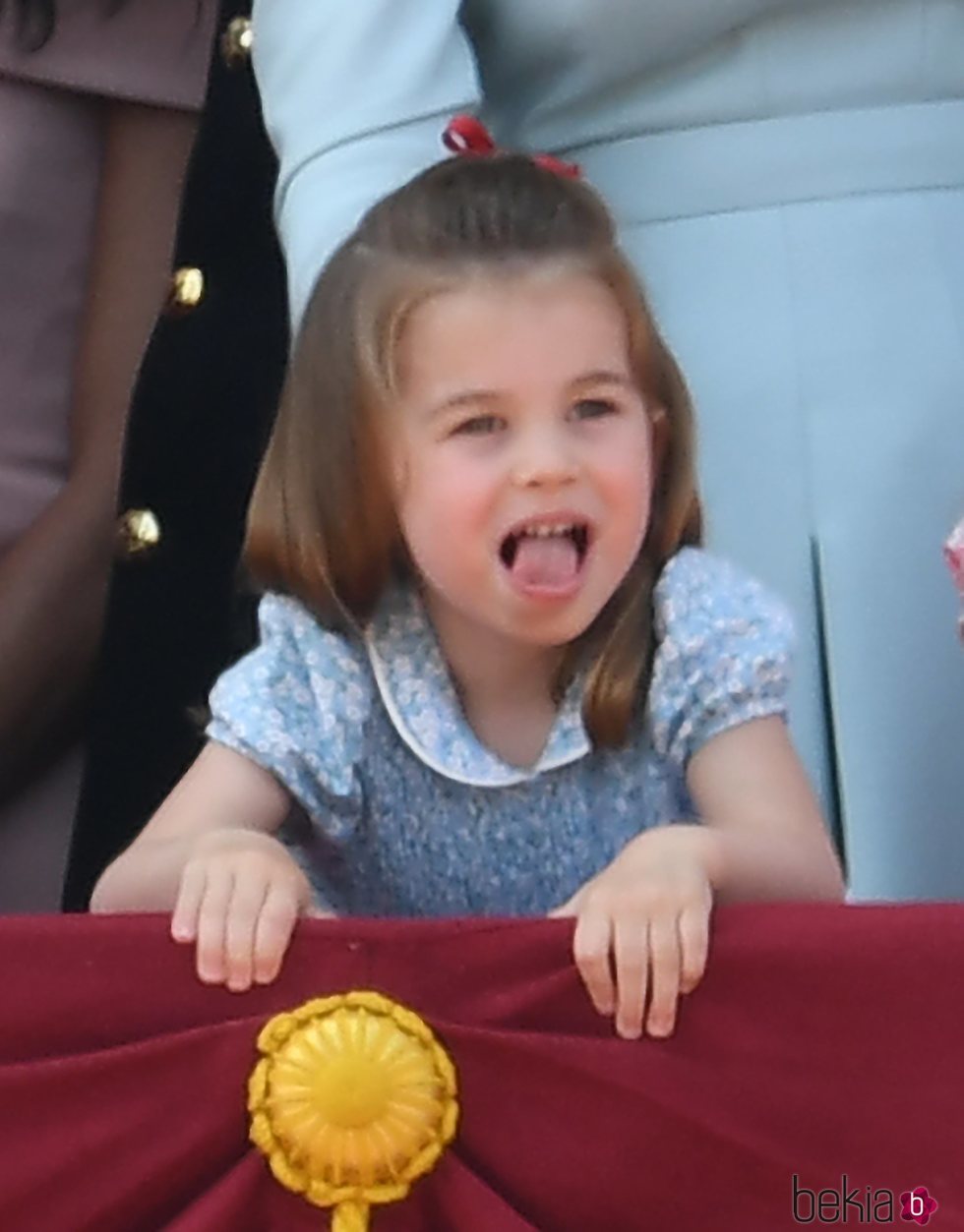 La Princesa Carlota de Cambridge en el balcón del Palacio de Buckingham en el Trooping The Colour 2018