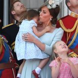 Kate Middleton consolando a la Princesa Carlota en el balcón del Palacio de Buckingham en el Trooping The Colour 2018