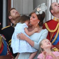 Kate Middleton consolando a la Princesa Carlota en el balcón del Palacio de Buckingham en el Trooping The Colour 2018