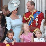 Los Duques de Cambridge y sus hijos Jorge y Carlota en el balcón del Palacio de Buckingham en el Trooping The Colour 2018