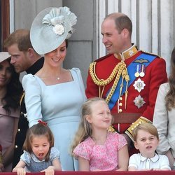 Los Duques de Cambridge y sus hijos Jorge y Carlota en el balcón del Palacio de Buckingham en el Trooping The Colour 2018