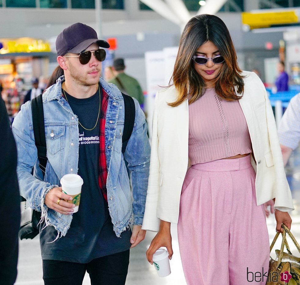 Nick Jonas y Priyanka Chopra pillados juntos en el aeropuerto de Nueva York