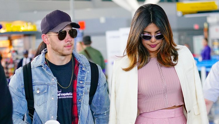 Nick Jonas y Priyanka Chopra pillados juntos en el aeropuerto de Nueva York