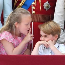 Savannah Phillips mandando callar al Príncipe Jorge en el balcón del Palacio de Buckingham en el Trooping The Colour 2018