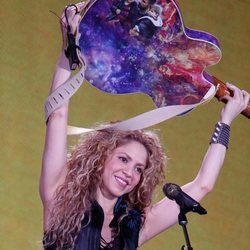 Shakira enseñando la guitarra con la foto de Gerard Piqué, Milan y Sasha en su concierto de Ámsterdam