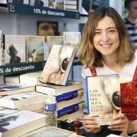 Sandra Barneda firmando su novela 'Hijas del agua' en la Feria del Libro 2018