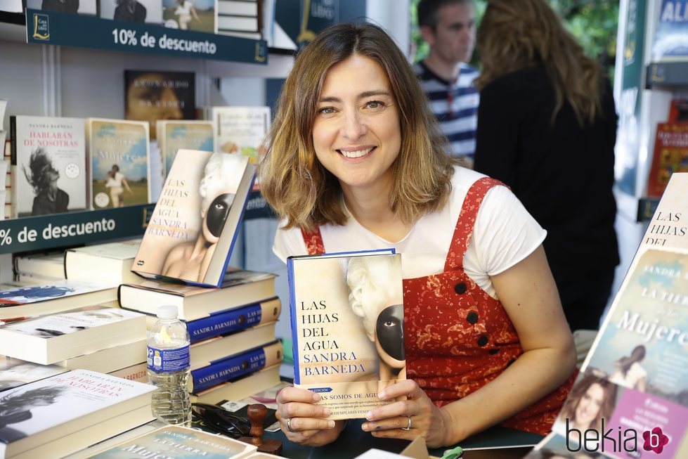 Sandra Barneda firmando su novela 'Hijas del agua' en la Feria del Libro 2018