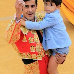 Víctor Janeiro dando la vuelta al ruedo con su hijo tras la corrida de toros en Ubrique