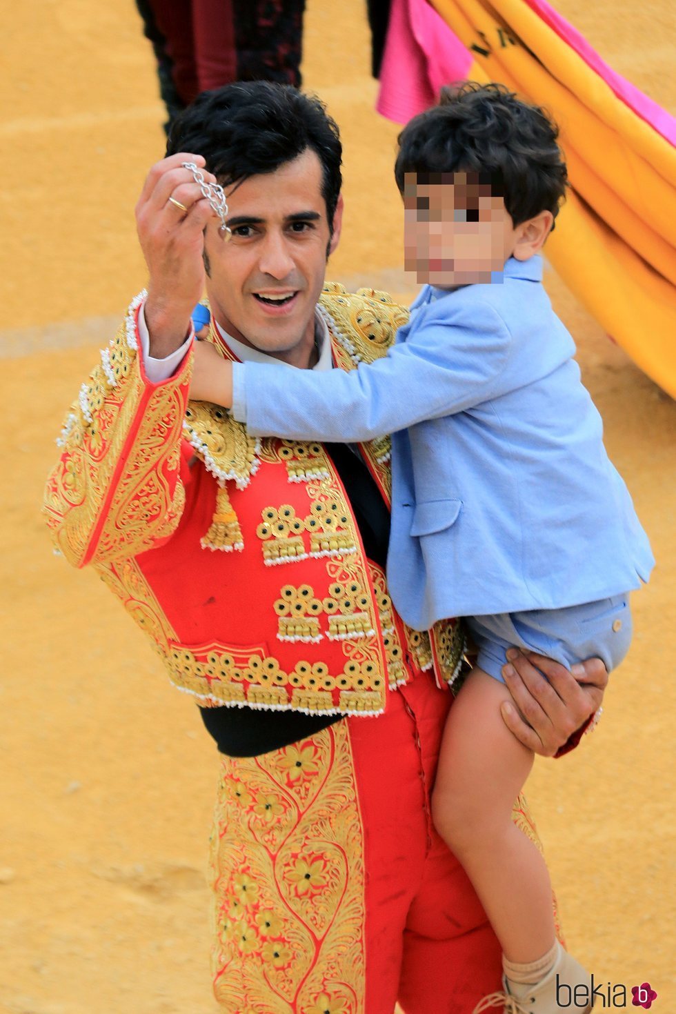 Víctor Janeiro dando la vuelta al ruedo con su hijo tras la corrida de toros en Ubrique