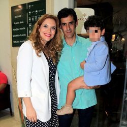 Víctor Janeiro y Beatriz Trapote con su hijo Víctor Jr tras la corrida de toros de Ubrique