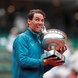 Rafa Nadal mordiendo su trofeo de Roland Garros 2018