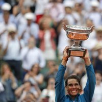 Rafa Nadal levantado el trofeo de ganador del Roland Garros 2018