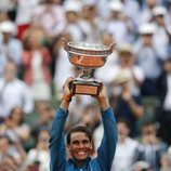 Rafa Nadal levantado el trofeo de ganador del Roland Garros 2018