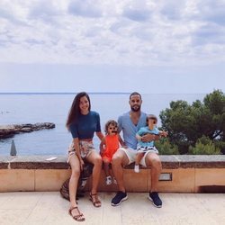 Malena Costa y Mario Suárez con sus hijos en Mallorca
