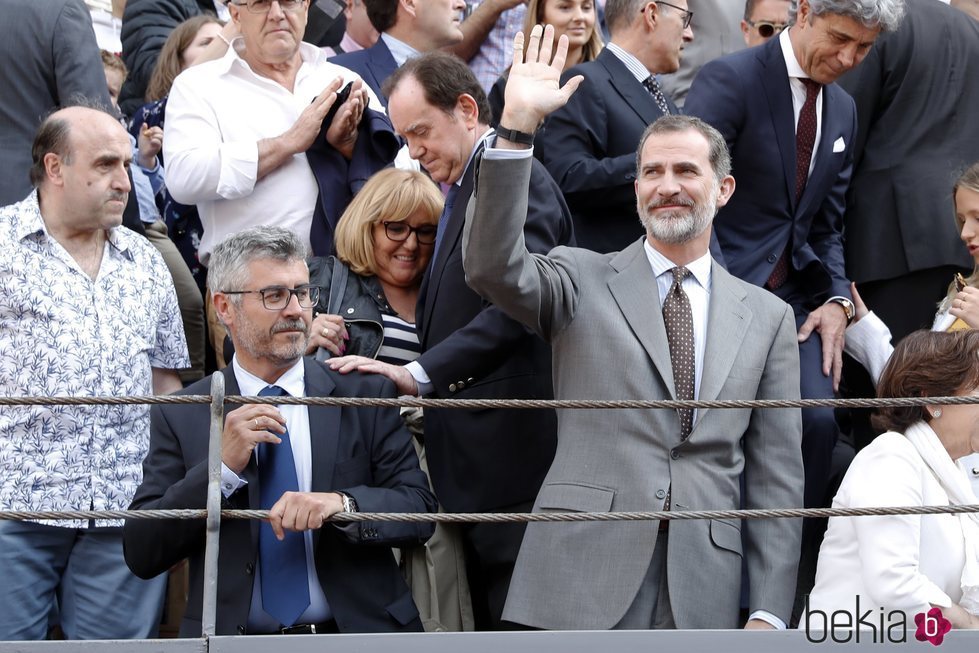 El Rey Felipe VI saludando a los asistentes a la Corrida de la Prensa 2018