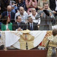 Manuel Escribano entregando su montera a Felipe VI en la Corrida de la Prensa 2018