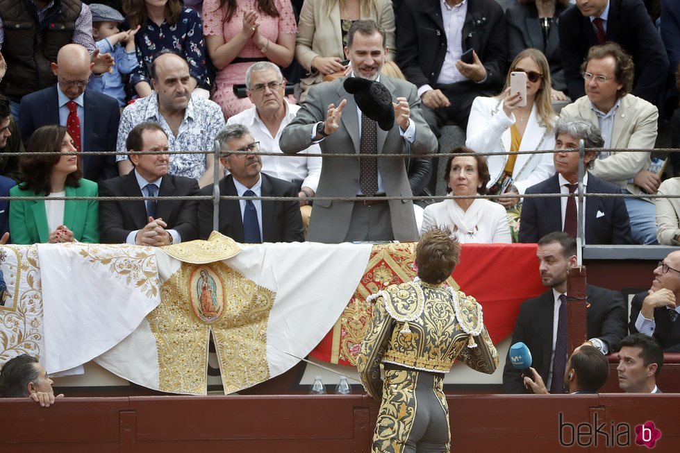 Manuel Escribano entregando su montera a Felipe VI en la Corrida de la Prensa 2018