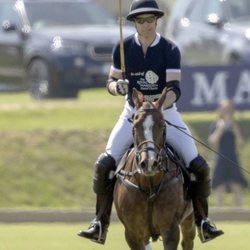 El Príncipe Guillermo disputando un torno benéfico de polo