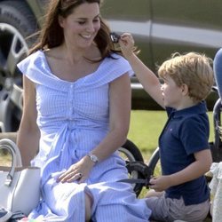 El Príncipe Jorge juega con Kate Middleton en un torneo de polo