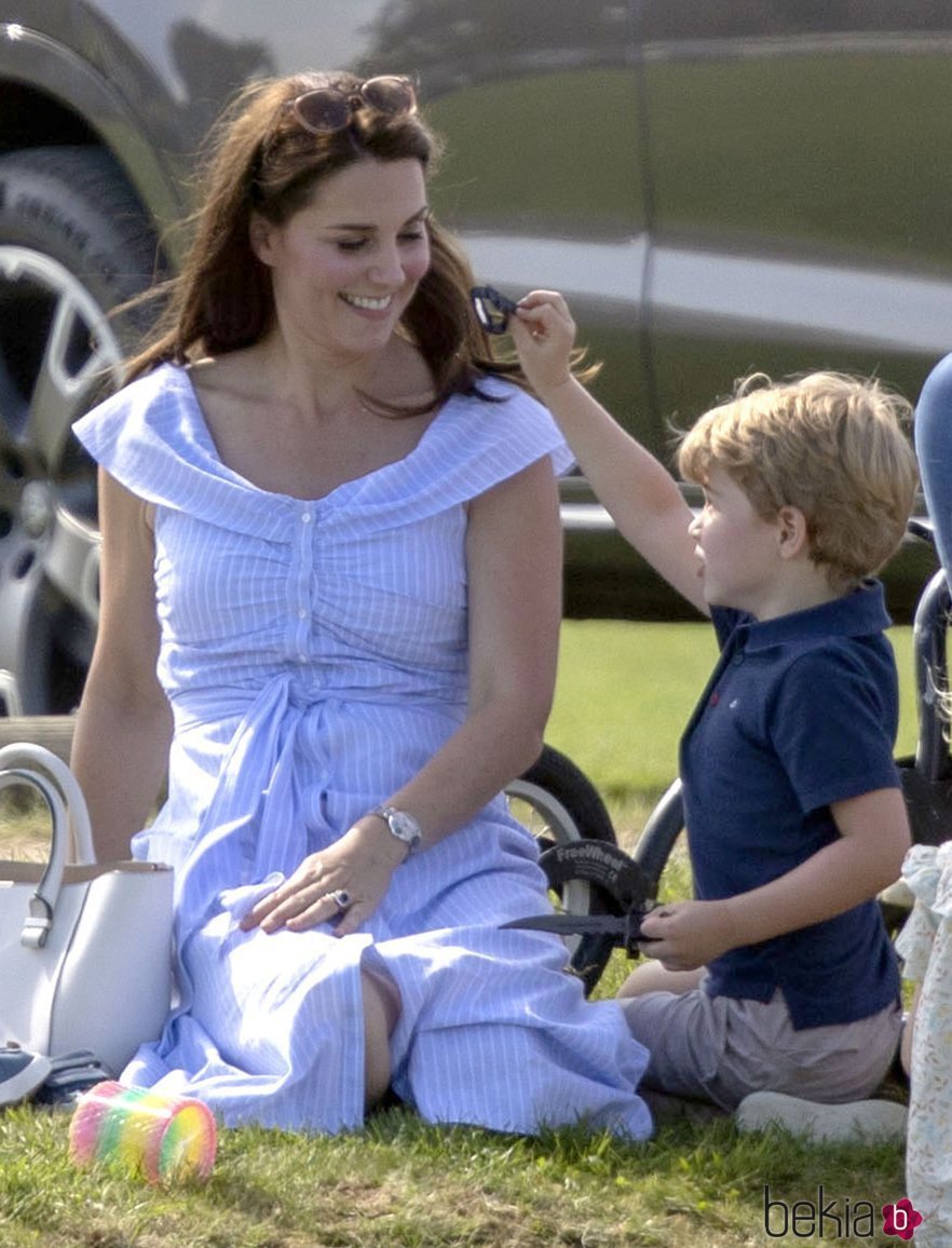 El Príncipe Jorge juega con Kate Middleton en un torneo de polo