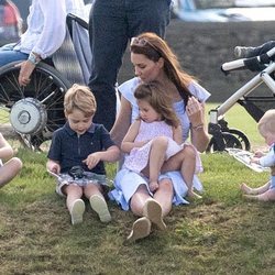 Los Príncipes Jorge y Carlota y Kate Middleton en un torneo de polo