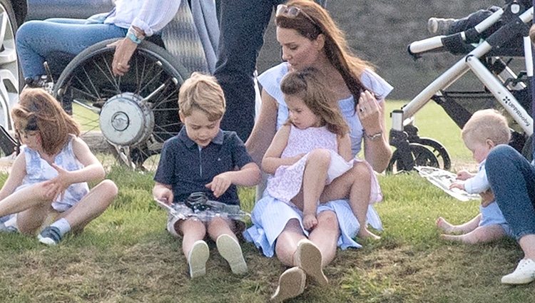 Los Príncipes Jorge y Carlota y Kate Middleton en un torneo de polo