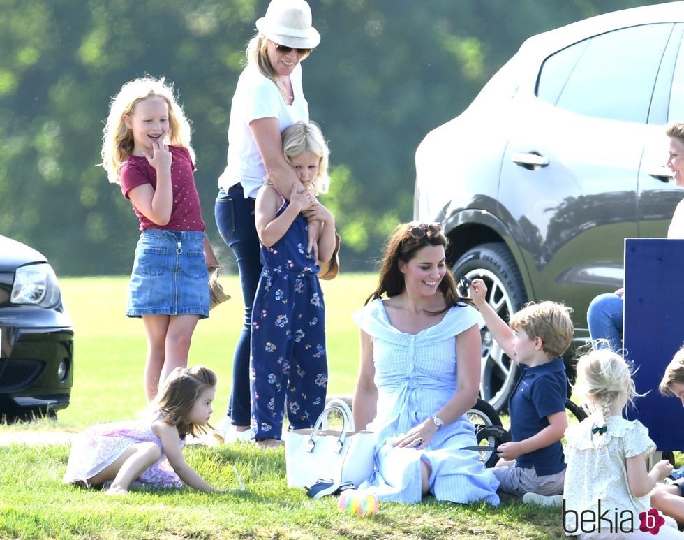 Kate Middleton y los Príncipes Jorge y Carlota con Autumn Kelly y sus hijas en un torneo de polo