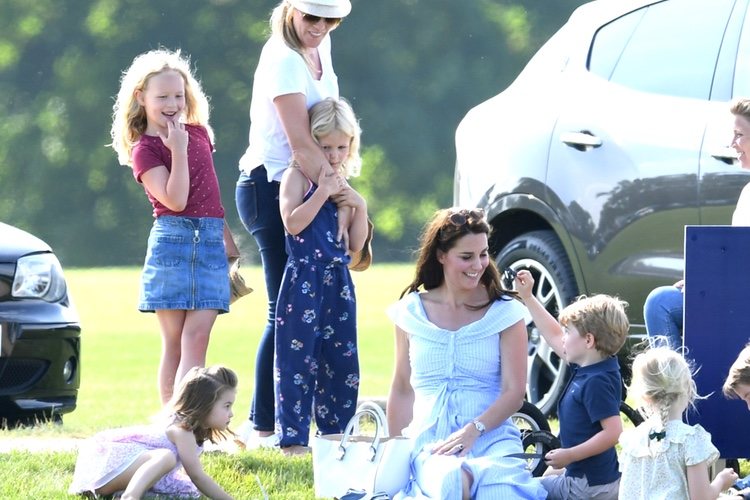 Kate Middleton y los Príncipes Jorge y Carlota con Autumn Kelly y sus hijas en un torneo de polo