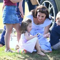Kate Middleton junto a sus hijos Jorge y Carlota en un torneo de polo