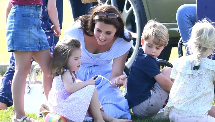 Kate Middleton junto a sus hijos Jorge y Carlota en un torneo de polo