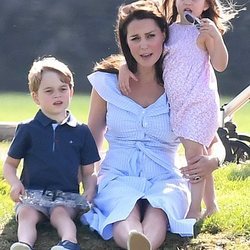 Kate Middleton, el Príncipe Jorge y la Princesa Carlota animando al Príncipe Guillermo en un torneo de polo