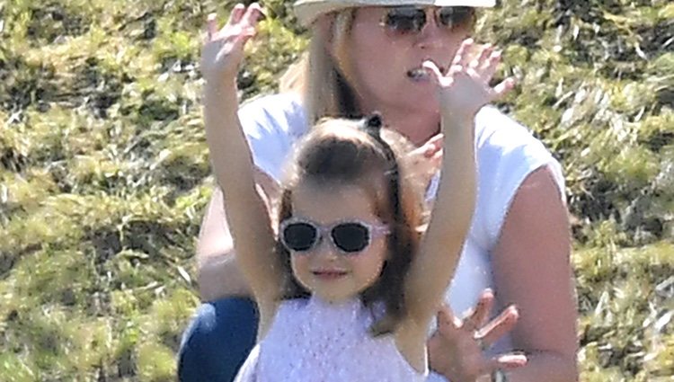 La Princesa Carlota con gafas de sol en un torneo de polo