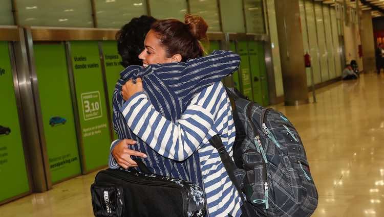 Lara Álvarez abrazando a su hermano Bosco a su vuelta a España tras 'Supervivientes 2018'