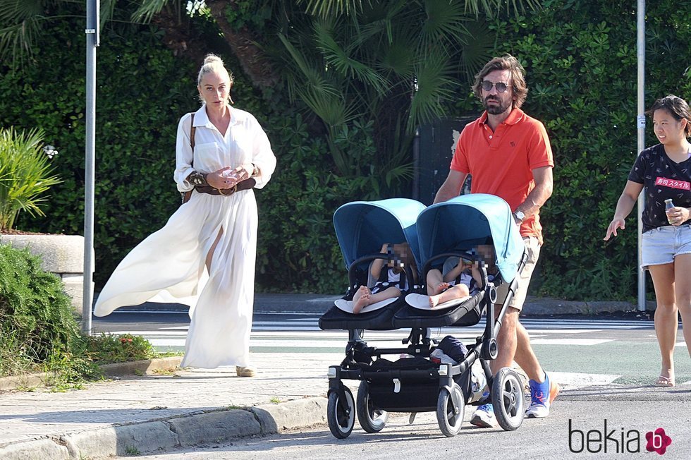 Andrea Pirlo paseando con su novia y sus hijos