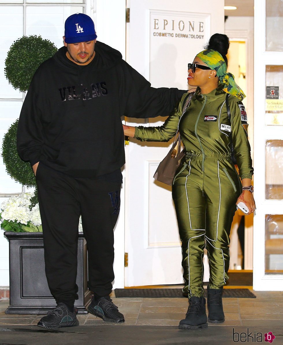 Rob Kardashian y Blac Chyna saliendo del Epione Center en Beverly Hills en 2016