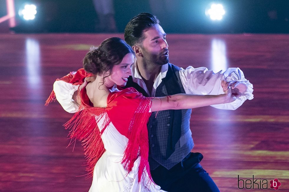 Yana Olina y David Bustamante bailando un pasodoble
