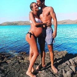 Alice Campello luciendo embarazo con Álvaro Morata desde un acantilado