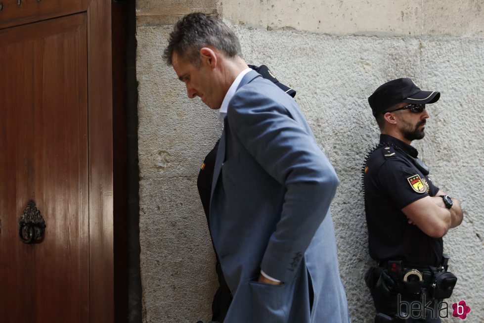 Iñaki Urdangarin recoge el mandamiento de prisión en la Audiencia de Palma