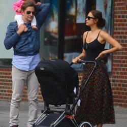 Irina Shayk y Bradley Cooper llevando a su hija Lea al parque