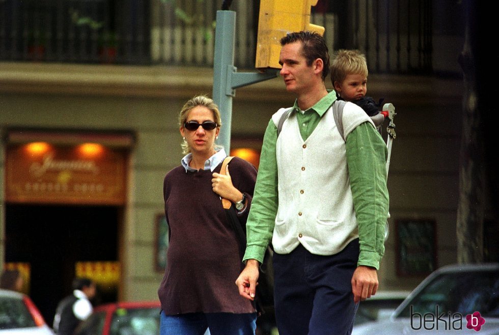 La Infanta Cristina e Iñaki Urdangarin portando a su hijo Juan en Barcelona