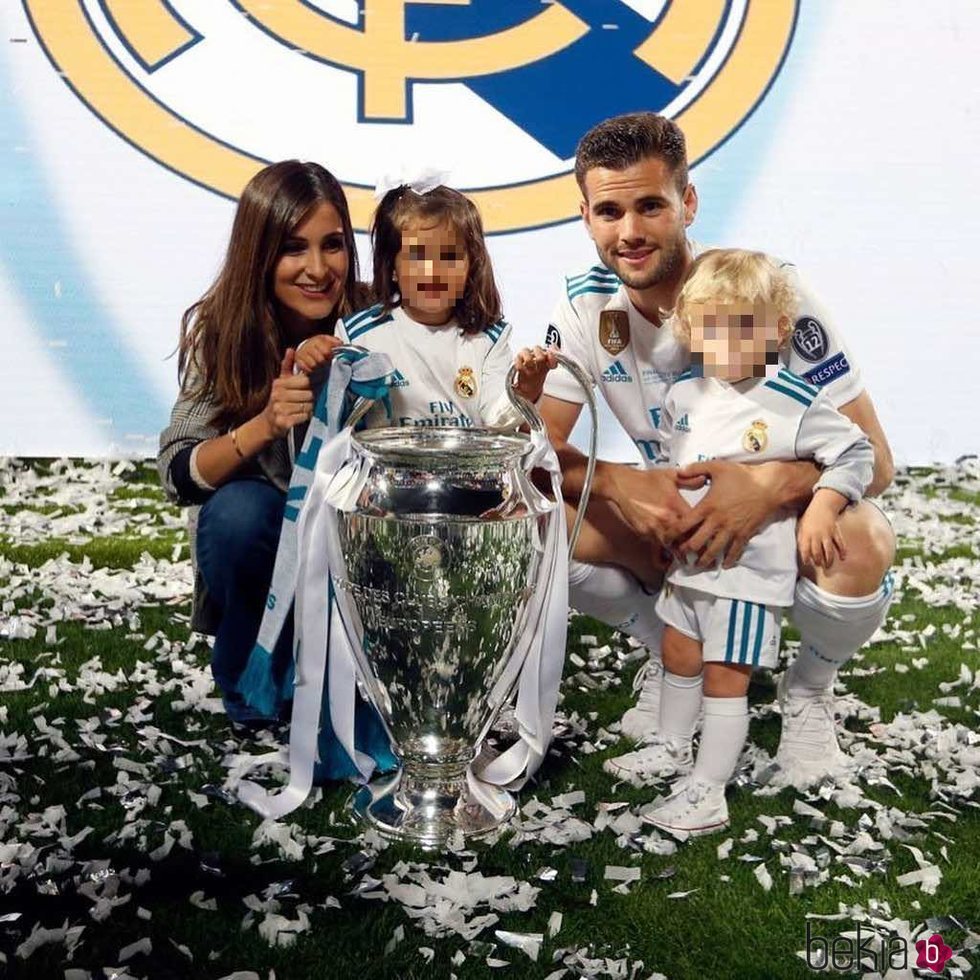 Nacho Fernández celebra la victoria del Real Madrid en la Champions junto a su mujer y sus hijos