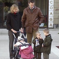La Infanta Cristina e Iñaki Urdangarin con sus hijos Juan, Pablo y Miguel cuando eran pequeños en Vitoria