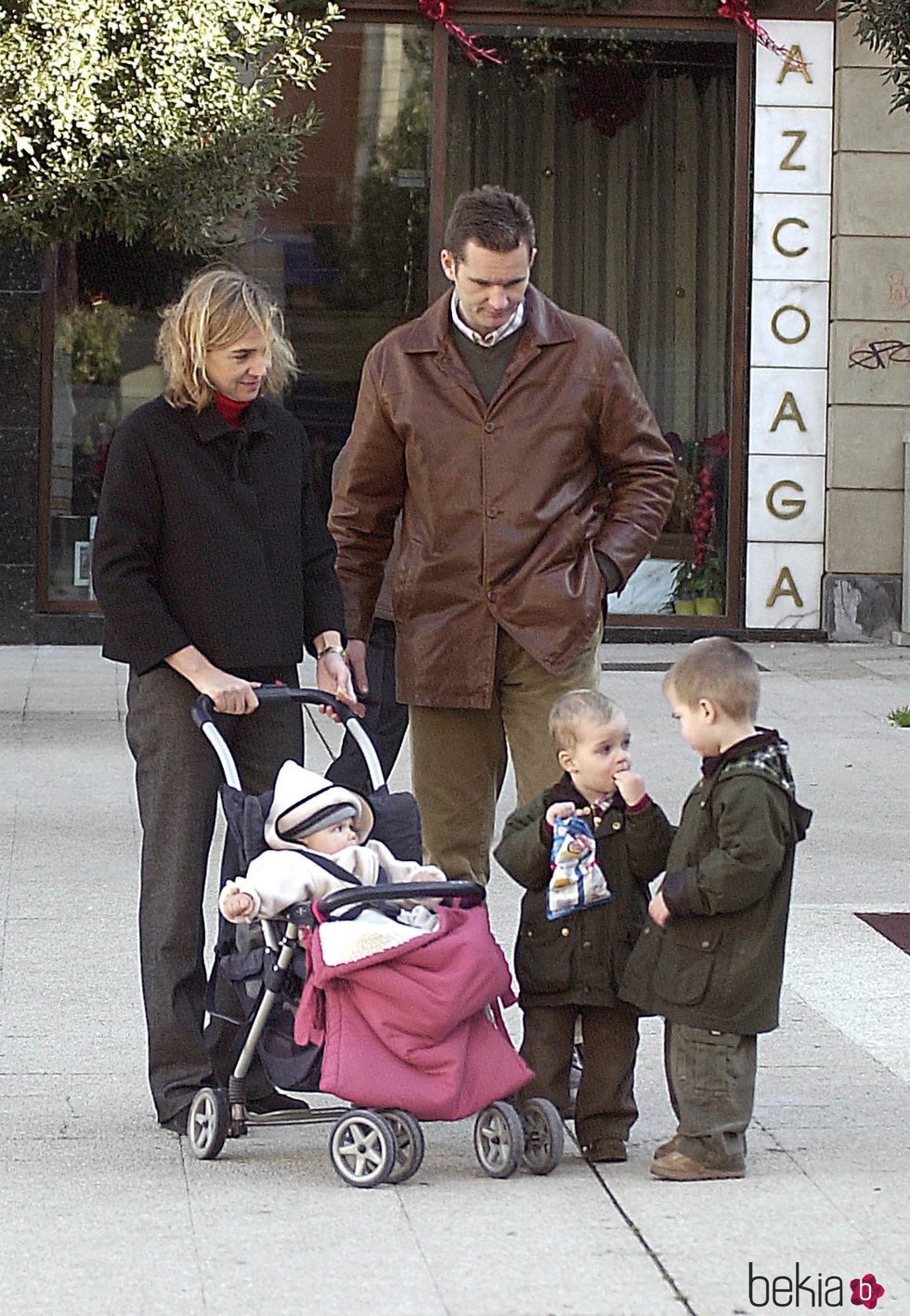 La Infanta Cristina e Iñaki Urdangarin con sus hijos Juan, Pablo y Miguel cuando eran pequeños en Vitoria