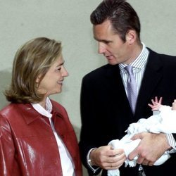 Iñaki Urdangarin sostiene a su hijo Miguel tras nacer junto a la Infanta Cristina