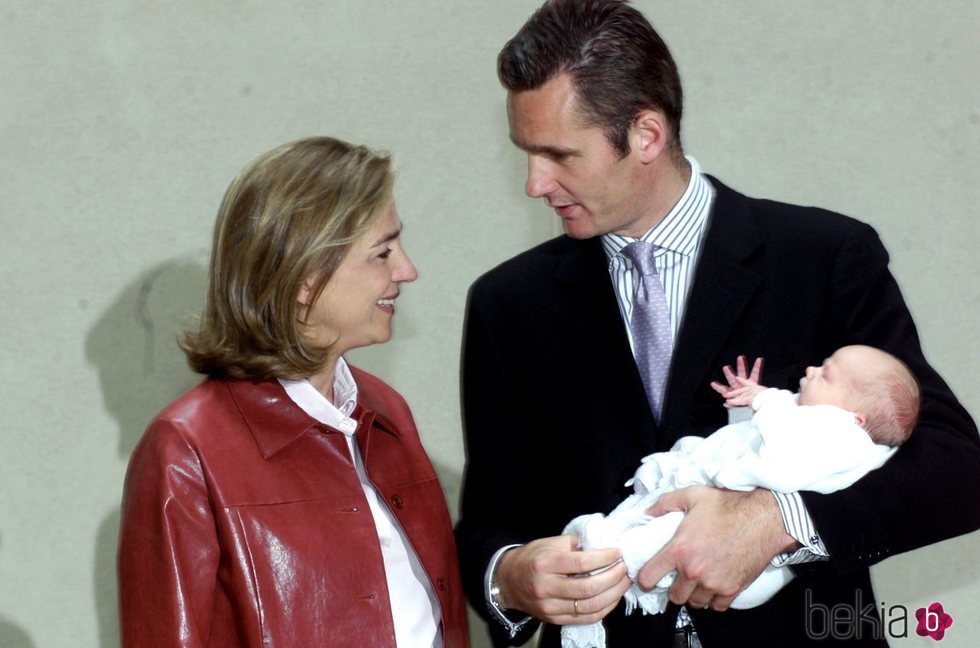 Iñaki Urdangarin sostiene a su hijo Miguel tras nacer junto a la Infanta Cristina