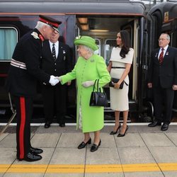 La Reina Isabel y Meghan Markle en su llegada a Cheshire