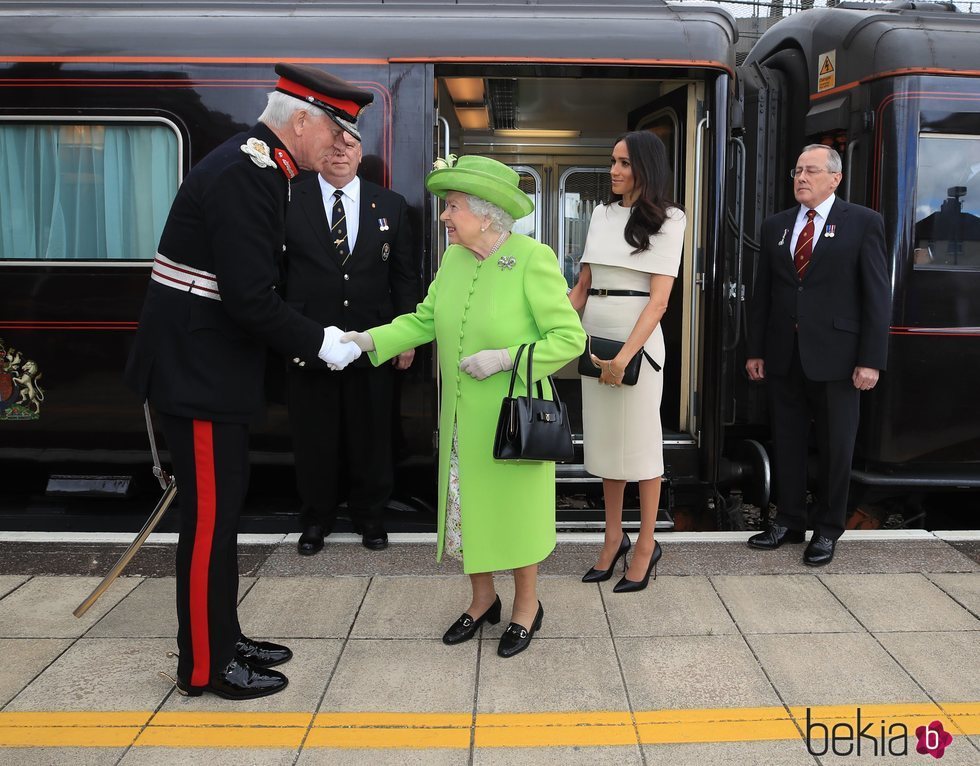 La Reina Isabel y Meghan Markle en su llegada a Cheshire